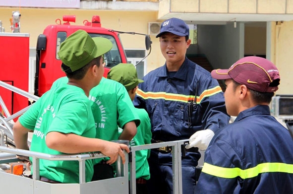 Thượng úy  Đinh Tiến Hoàng (thứ hai  từ phải sang)  tại buổi  huấn luyện  các chiến sĩ nhỏ trong Chương trình  