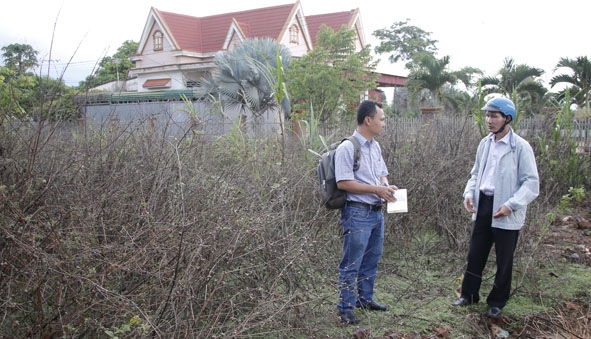 Ông Ngô Mạnh Hùng (bên phải) phản ánh sự việc với phóng viên. 