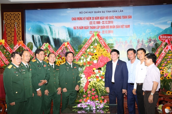 Bí thư Tỉnh ủy Bùi Văn Cường cùng Đoàn công tác của Tỉnh ủy chúc mừng cán bộ, chiến sĩ Bộ Chỉ huy Quân sự tỉnh nhân kỷ niệm Ngày thành lập  Quân đội Nhân dân Việt Nam (22-12-2019).    Ảnh: Thế Hùng