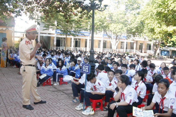 Cán bộ Đội CSGT - Trật tự Công an TP. Buôn Ma Thuột tuyên truyền Luật Giao thông đường bộ cho học sinh Trường THCS Đoàn Thị Điểm.