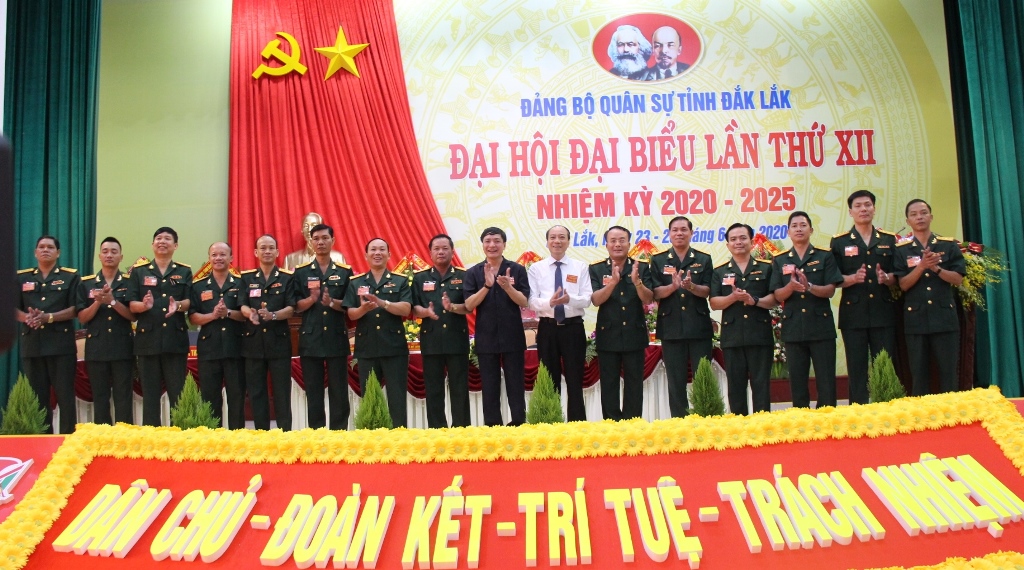 Ban chấp hành Đảng bộ Quân sự tỉnh nhiệm kỳ mới và Đoàn đại biểu dự đại hội cấp trên ra mắt đại hội