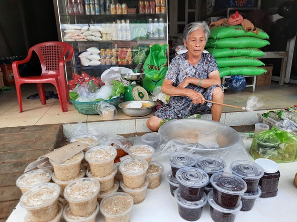 Gia đình ông Minh bày bán cơm rượu dịp Tết Đoan ngọ. 