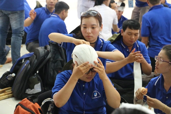 Các trại sinh thực hành kỹ năng sơ cấp cứu.