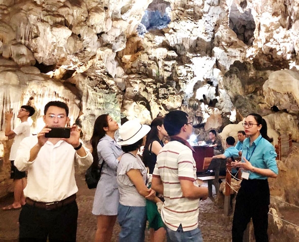 Du khách tham quan, chiêm ngưỡng động  Thiên Cung. 