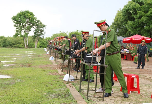 Cán bộ, chiến sĩ tham gia kiểm tra chuẩn bị súng trên bệ bắn. 