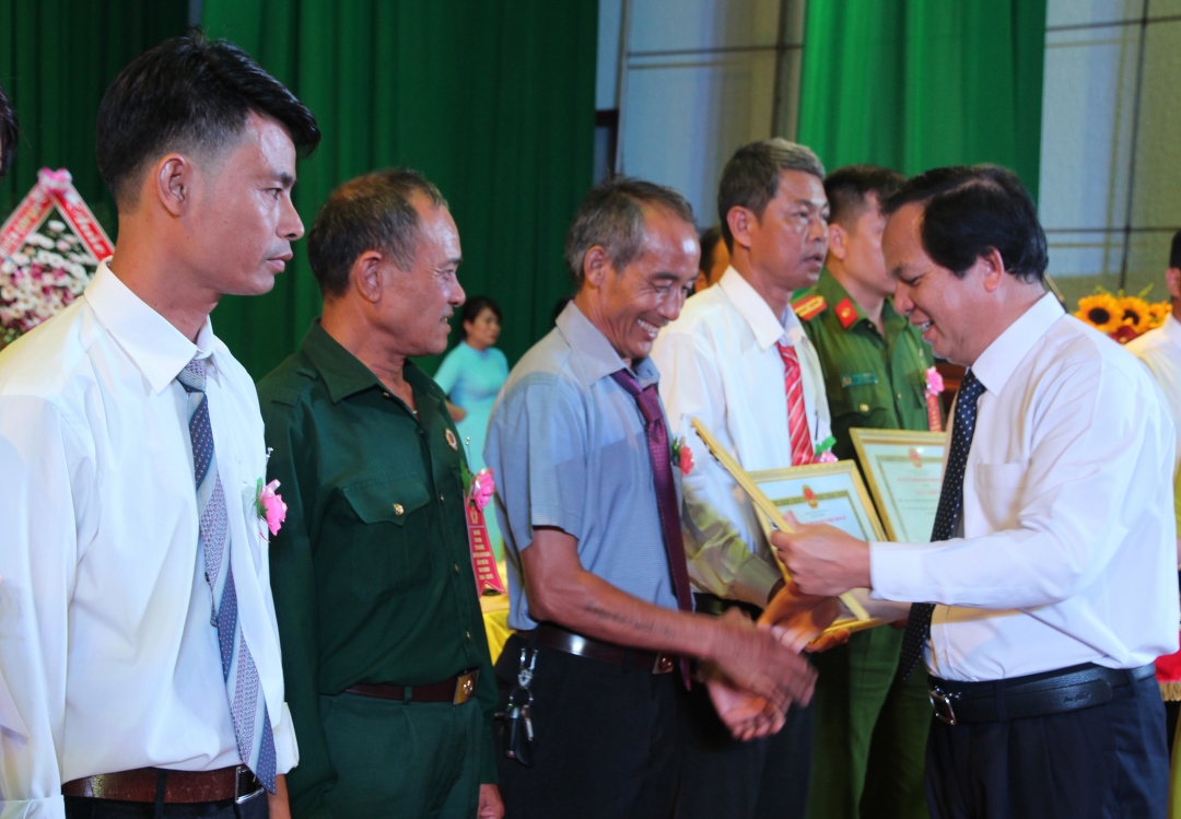 Phó Bí thư Huyện ủy, Chủ tịch UBND huyện Cư Mgar Trương Văn Chỉ trao Giấy khen tặng các tập thể.