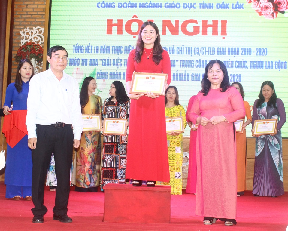 Tuyên dương các cá nhân có thành tích xuất sắc.