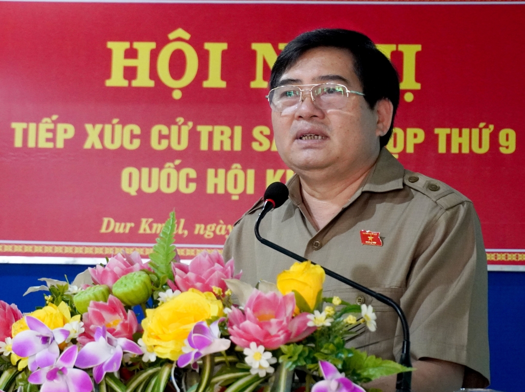 Ông Y Khút Niê- Phó Trưởng đoàn chuyên trách Đoàn ĐBQH tỉnh chủ trì buổi tiếp xúc cử tri