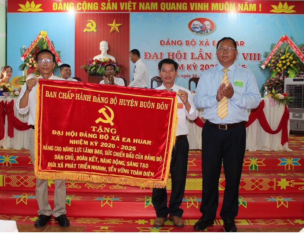 Đồng chí Ya Toan Ênuôl, Bí thư Huyện ủy Buôn Đôn tặng bức trướng chúc mừng Đại hội Đảng bộ xã Ea Huar lần thứ VIII.