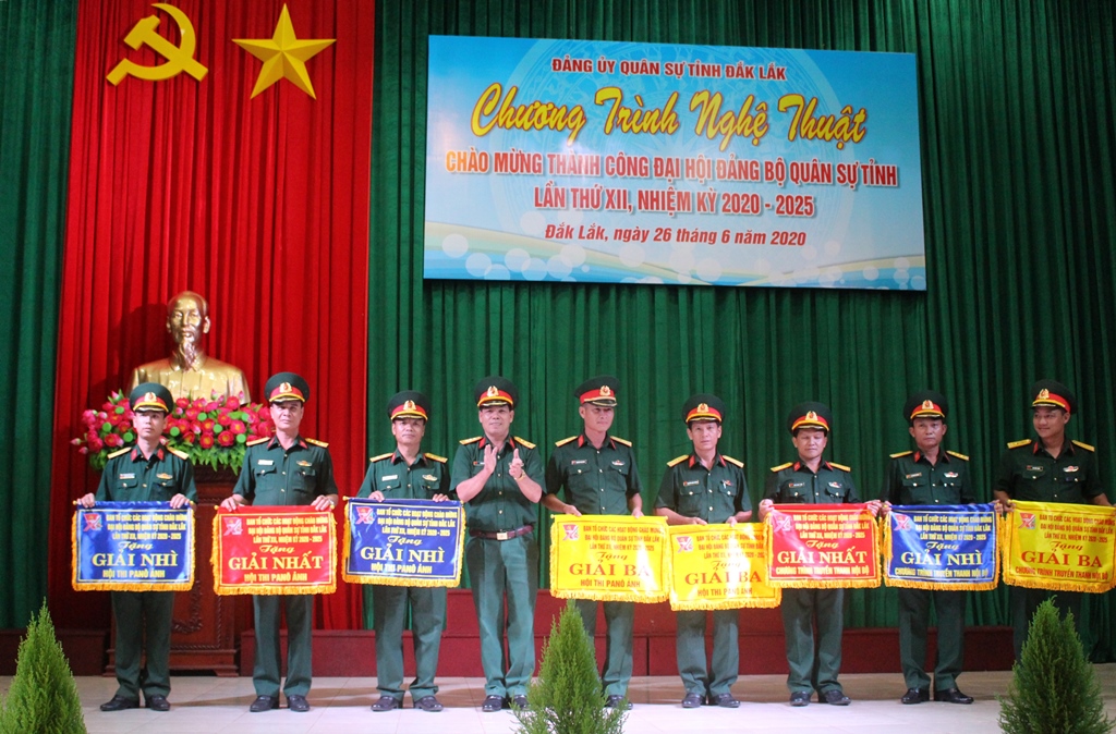 Thượng tá Võ Văn Minh, Phó Chính ủy Bộ Chỉ huy Quân sự tỉnh khen thưởng các đơn vị đạt thành tích cao trong hoạt động chào mừng đại hội