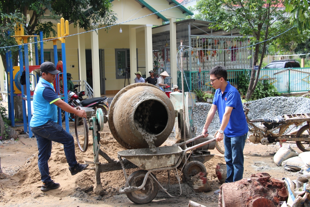 Đoàn viên thanh niên thi công công trình sân chơi cho thiếu nhi