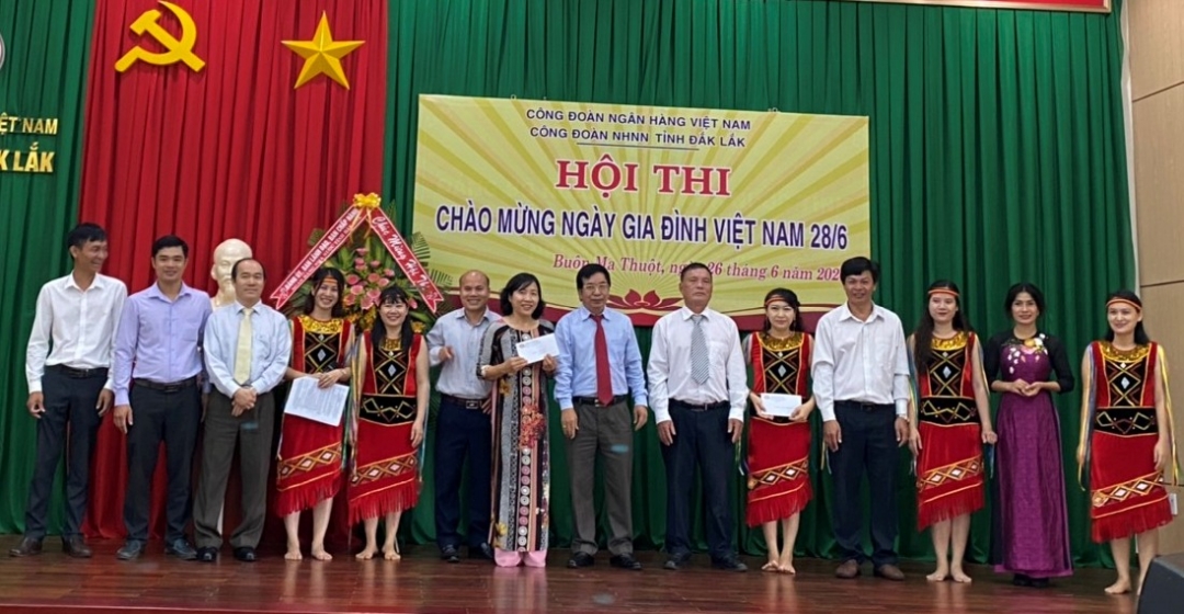 Ban tổ chức hội thi trao giải cho các đội có thành tích xuất sắc