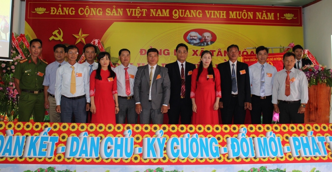 Ban Chấp hành Đảng bộ xã Krong Na (huyện Buôn Đôn) khóa XI, nhiệm kỳ 2020 - 2025 và đoàn đại biểu đi dự đại hội cấp trên ra mắt nhận nhiệm vụ. 