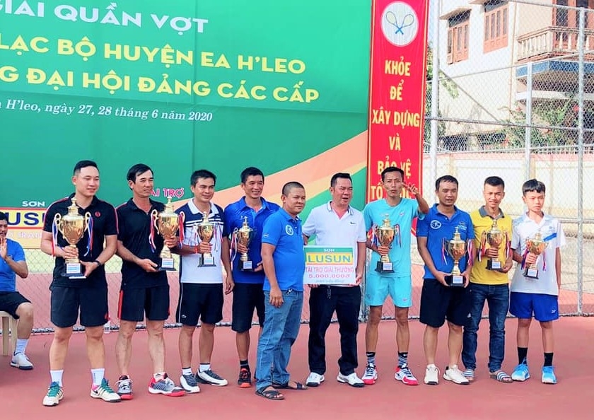 Ban tổ chức trao giải cho các vận động viên đạt thành tích cao tại giải