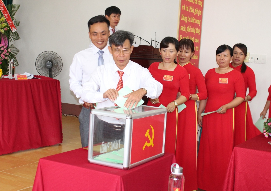 Các đại biểu bỏ phiếu bầu Ban Chấp hành Đảng bộ Cơ quan Đảng - Đoàn thể huyện Buôn Đôn lần thứ III, nhiệm kỳ 2020 - 2025.
