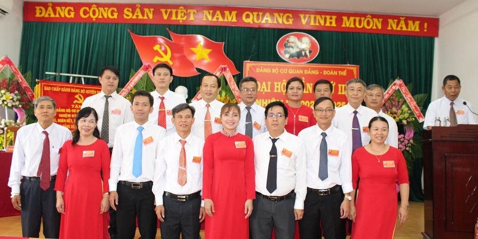Ban Chấp hành Đảng bộ cơ quan Đảng - Đoàn thể huyện Buôn Đôn khóa III, nhiệm kỳ 2020 - 2025 và đoàn đại biểu đi dự đại hội cấp trên ra mắt nhận nhiệm vụ.