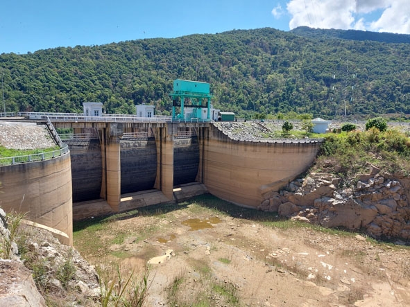 Đập tràn Nhà máy thủy điện Buôn Tua Srah, đầu nguồn sông Sêrêpốk. 