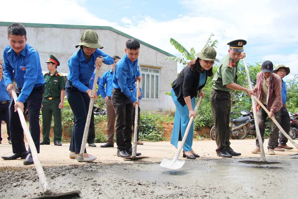 Các đại biểu tham gia khởi công đường giao thông nông thôn tại xã Krông Jing