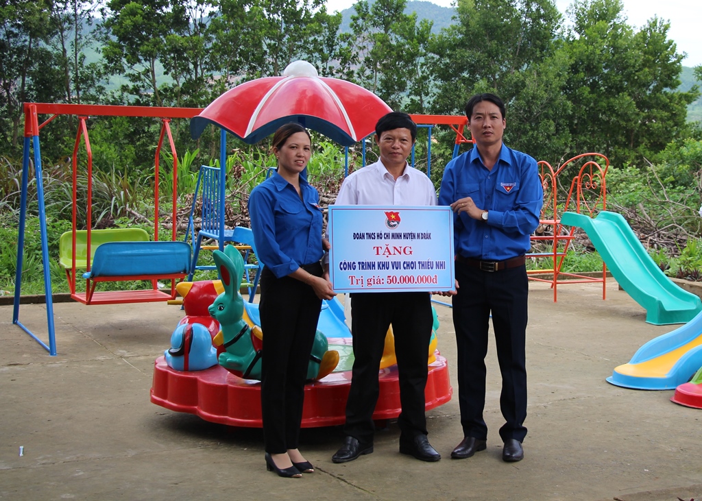Bàn giao công trình Khu vui chơi cho thiếu nhi