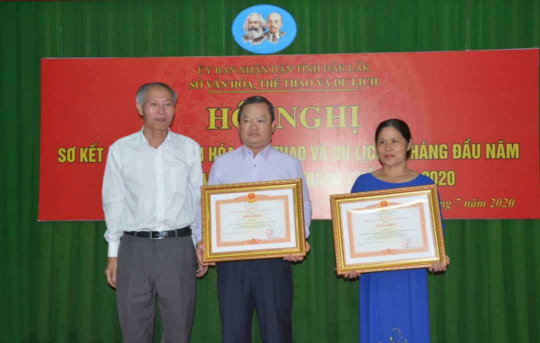 Thừa ủy quyền của Thủ tướng Chính phủ, Giám đốc Sở Văn hóa, Thể thao và Du lịch trao Bằng khen tặng các cá nhân.