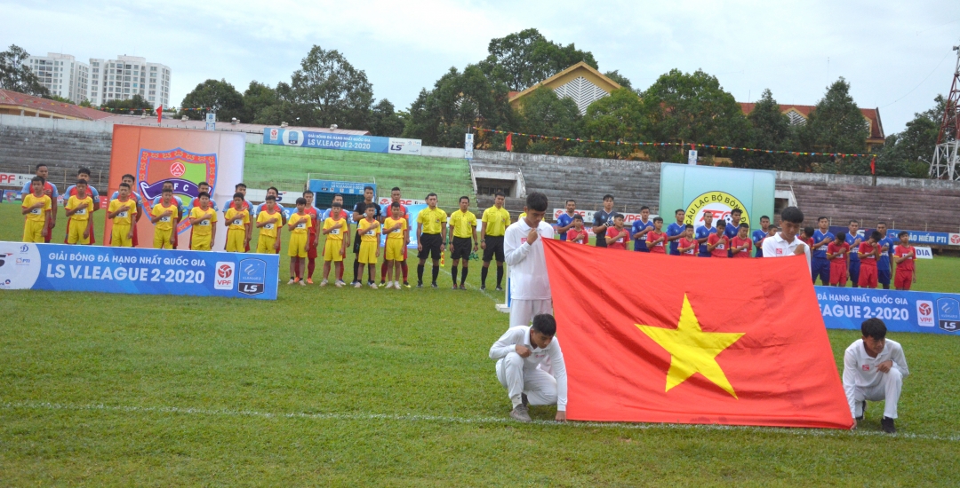 Hai đội tiến hành Chào cờ trước lúc thi đấu.