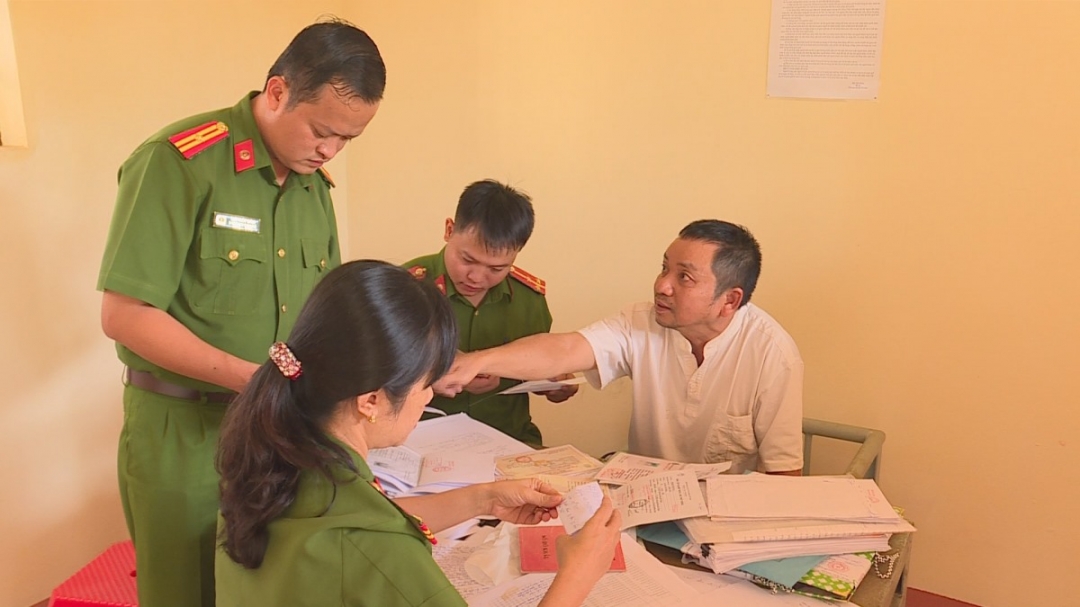 Bị can Trần Văn Tuệ (bìa phải) khai báo tại Công an TP. Buôn Ma Thuột.