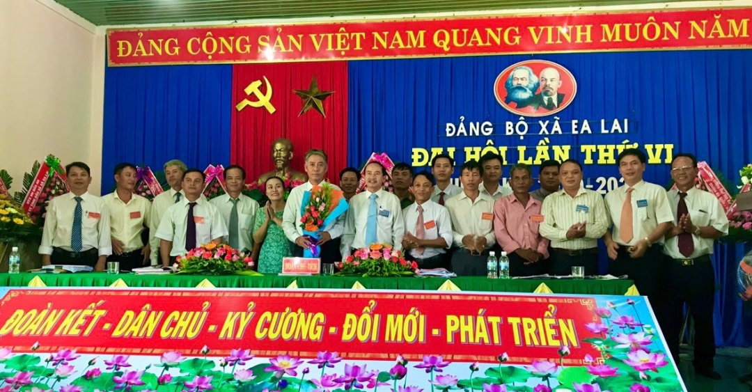 Lãnh đạo Huyện ủy MĐrắk tặng hoa chúc mừng Ban Chấp hành Đảng bộ xã Ea Lai khóa VI, nhiệm kỳ 2020 – 2025 và Đoàn đại biểu dự đại hội cấp trên.