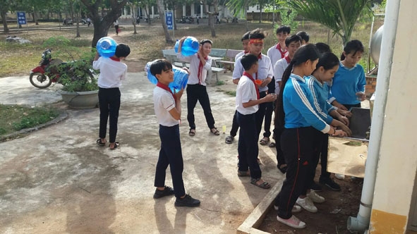 Học sinh Trường THCS Huỳnh Thúc Kháng (xã Cư M’lan) lấy nước sạch từ hệ thống lọc nước tinh khiết. 