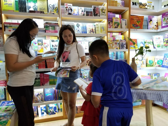 Cha mẹ nên đồng hành cùng con trong việc lựa chọn sách và đọc sách.