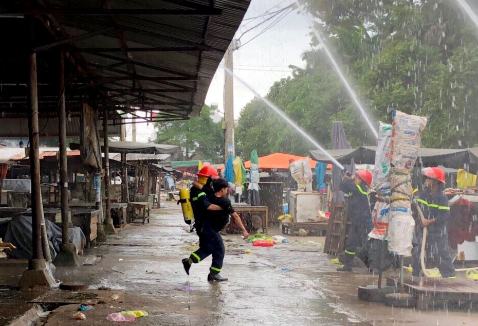Tình huống cháy khi chợ Phan Đình Phùng đang hoạt động cần kỹ năng cứu người bị nạn.