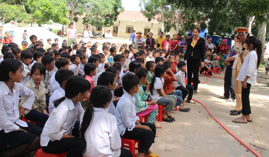 Các em học sinh Trường Tiểu học Đinh Tiên Hoàng (xã Cư San, huyện M'Đrắk) tham gia giải đáp về kiến thức giao thông.