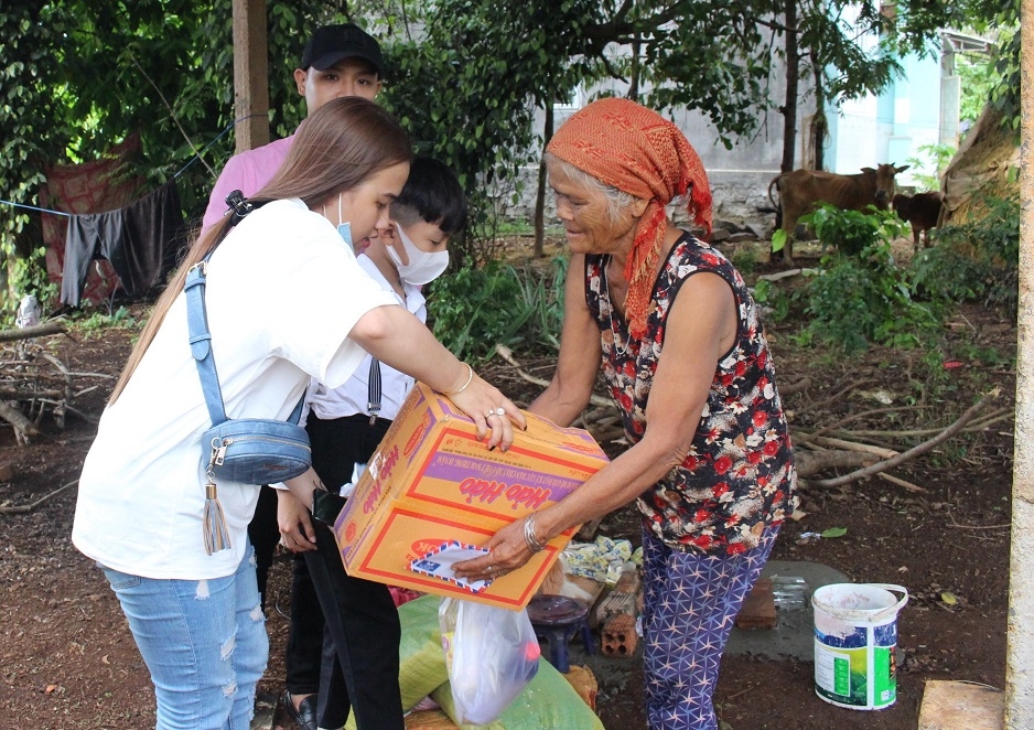 Các mạnh thường quân tặng quà cho người dân buôn Kbu, xã Hòa Khánh (TP. Buôn Ma Thuột).