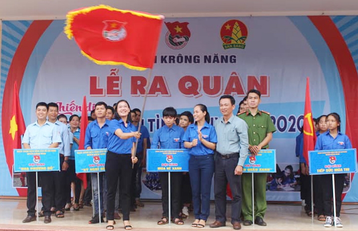 Các đồng chí lãnh đạo trao cờ lưu niệm cho các đội hình tham gia Chiến dịch