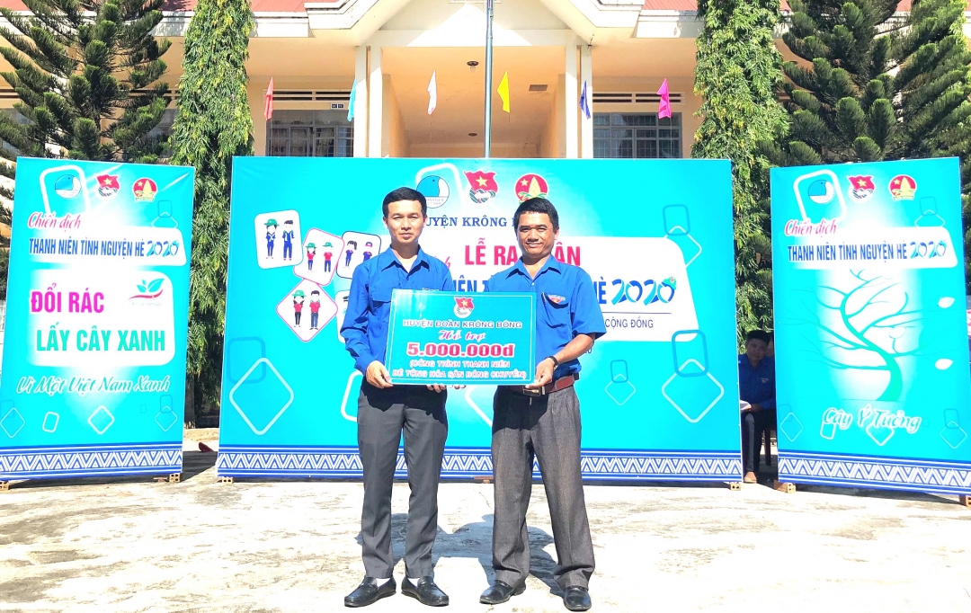 Huyện Đoàn Krông Bông đã trao tặng 1 công trình thanh niên  “Bê tông hóa sân bóng chuyền” (trị giá 5 triệu đồng) cho xã Ea Trul