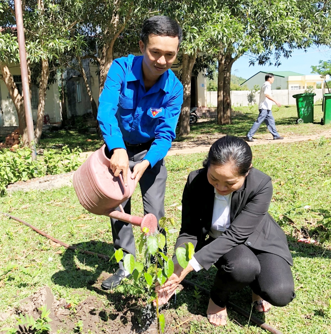 Các đại biểu tham dự trồng cây xanh tại Lễ ra quân.