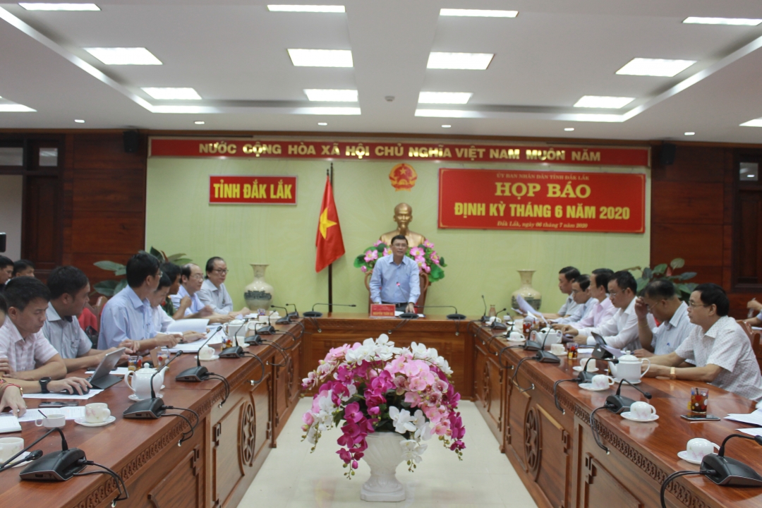 Pho Chủ tịch Thường trực UBND tỉnh Nguyễn Tuấn Hà phát biểu tại cuộc họp báo.