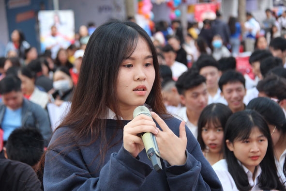 Thí sinh nêu những băn khoăn, thắc mắc tại Chương trình tư vấn tuyển sinh, hướng nghiệp năm 2020. 