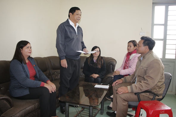 Bí thư Đảng ủy xã Ea Drông Trần Hậu Hương (người đứng) triển khai công việc cho các đảng viên. 