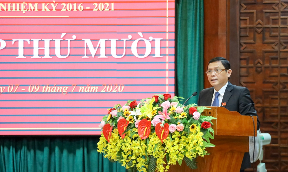 Phó Chủ tịch Thường trực UBND tỉnh Nguyễn Tuấn Hà báo cáo tình hình kinh tế - xã hội 6 tháng đầu năm 2020.
