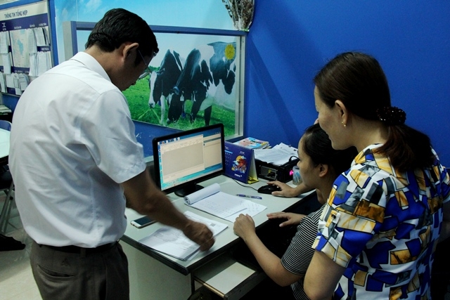 Cán bộ ngành Thuế kiểm tra việc thực hiện hóa đơn điện tử tại một doanh nghiệp ở huyện Krông Pắc