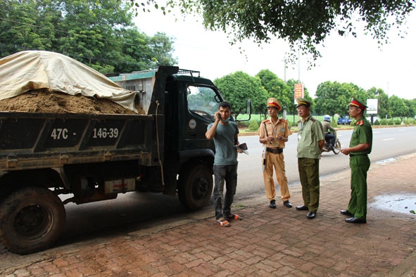 Đoàn kiểm tra liên ngành TP. Buôn Ma Thuột kiểm tra hóa đơn vận chuyển hàng hóa lưu thông  trên địa bàn.