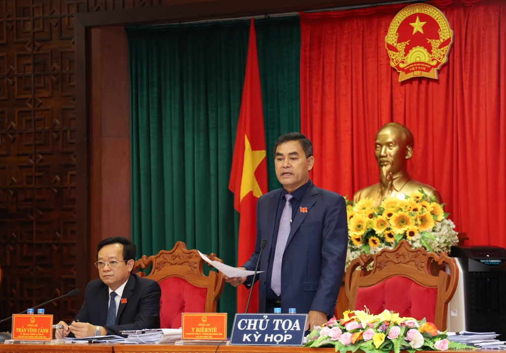 Phó Bí thư Tỉnh ủy, Chủ tịch HĐND tỉnh Y Biêr Niê chủ trì phiên làm việc. Ảnh: Hoàng Gia