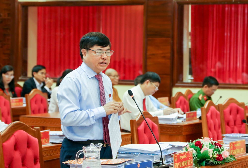 Phó Bí thư Thường trực Tỉnh ủy Phạm Minh Tấn đóng góp ý kiến tại phiên làm việc. Ảnh: Hoàng Gia