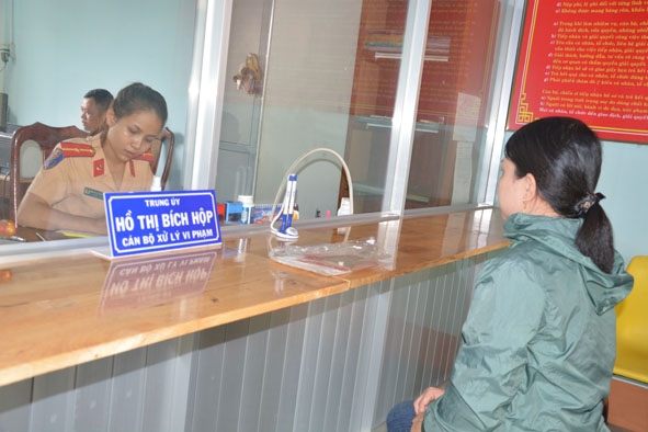 Cán bộ cảnh sát giao thông Công an huyện Buôn Đôn xử lý một trường hợp vi phạm.