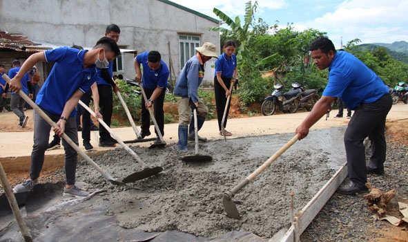 Thanh niên tình nguyện làm đường giao thông nông thôn tại xã Krông Jing, huyện M'Đrắk.