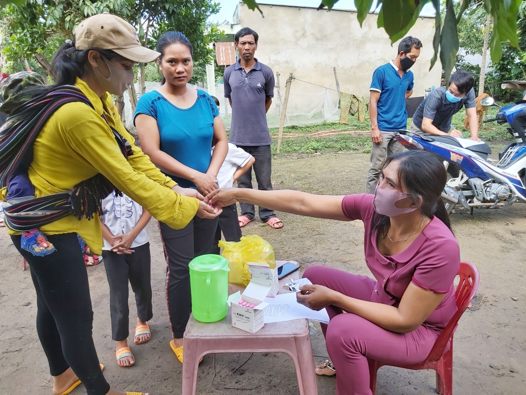 ... và cấp phát thuốc kháng sinh dự phòng  Erythromycine