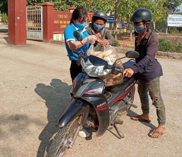 Hội viên Hội Phụ nữ xã Ea Nuo6l (huyện Buôn Đôn) hỗ trợ thực phẩm cho người dân trên địa bàn trong thời gian thực hiện giãn cách xã hội. 