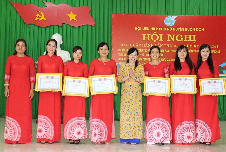 Đại diện Ban Thường vụ Hội LHPN huyện Buôn Đôn và Ủy ban MTTQ Việt Nam huyện tặng giấy khen cho các tập thể và cá nhân có thành tích trong phòng, chống dịch Covid-19.