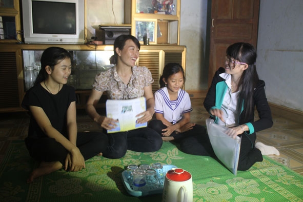 Cán bộ chuyên trách dân số xã Ea Ning (bìa phải) vận động người dân thực hiện kế hoạch hóa gia đinh. 