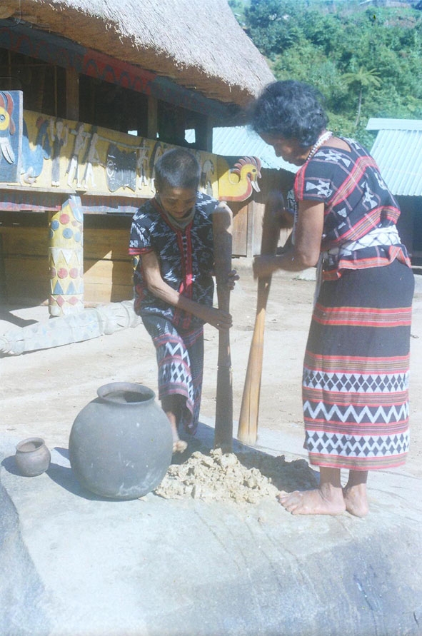 Người Cơ Tu làng Ka Noonh giã đất chuẩn bị làm gốm.  